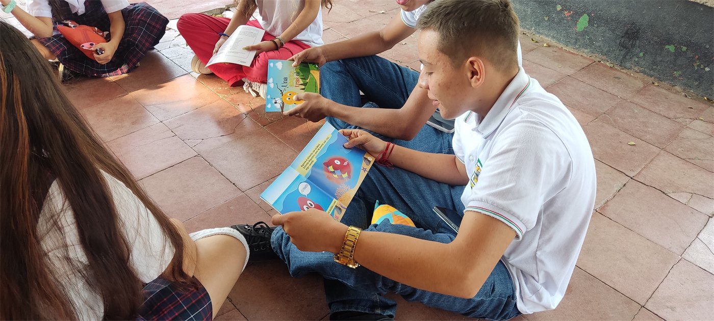 Niños trabajando la inteligencia emocional en un taller de la fundación