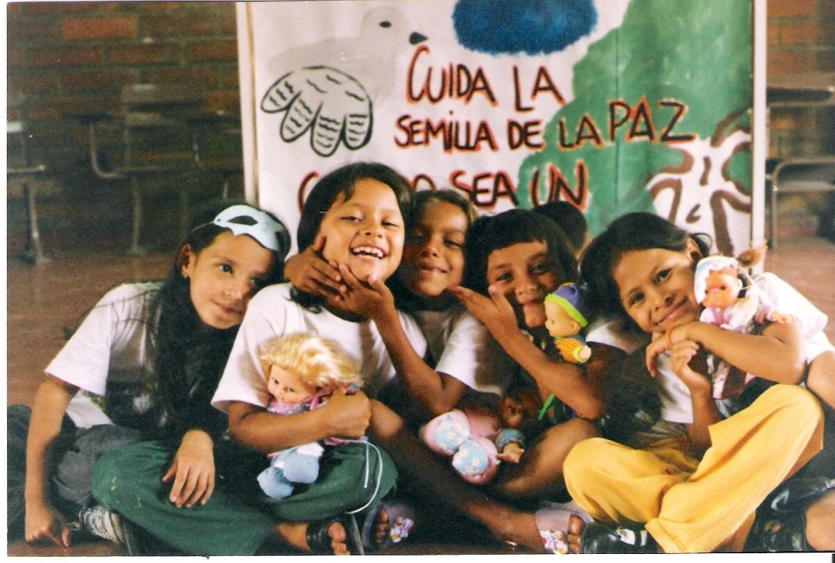 Niñas de la Fundación Germen de Paz cuidando la semilla de la paz
